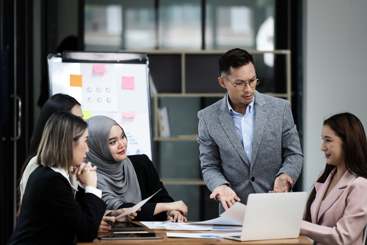 Tim diskusi di meeting room